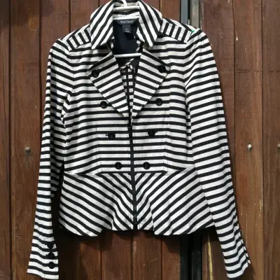 Chaqueta estilo militar con botones decorativos - miniatura 6