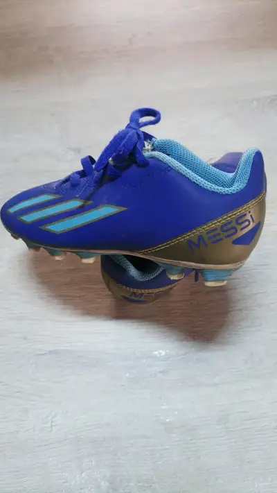 Botines de fútbol Messi para niños azul y dorado - miniatura 1
