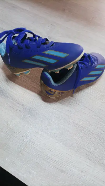 Botines de fútbol Messi para niños azul y dorado - miniatura 2