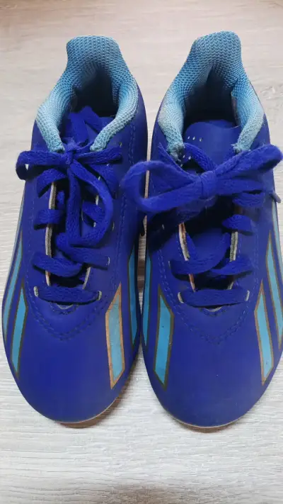 Botines de fútbol Messi para niños azul y dorado - miniatura 3