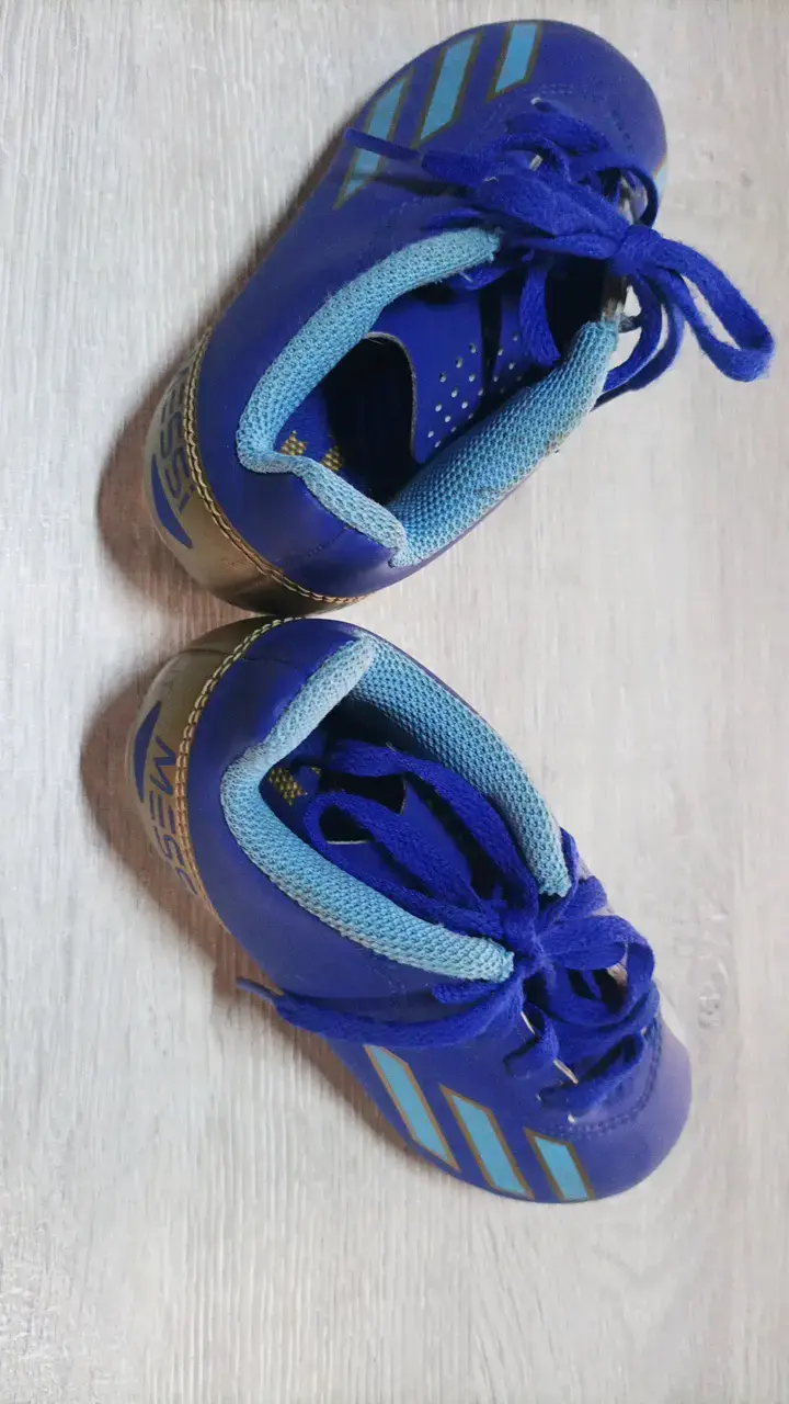 Botines de fútbol Messi para niños azul y dorado - 4