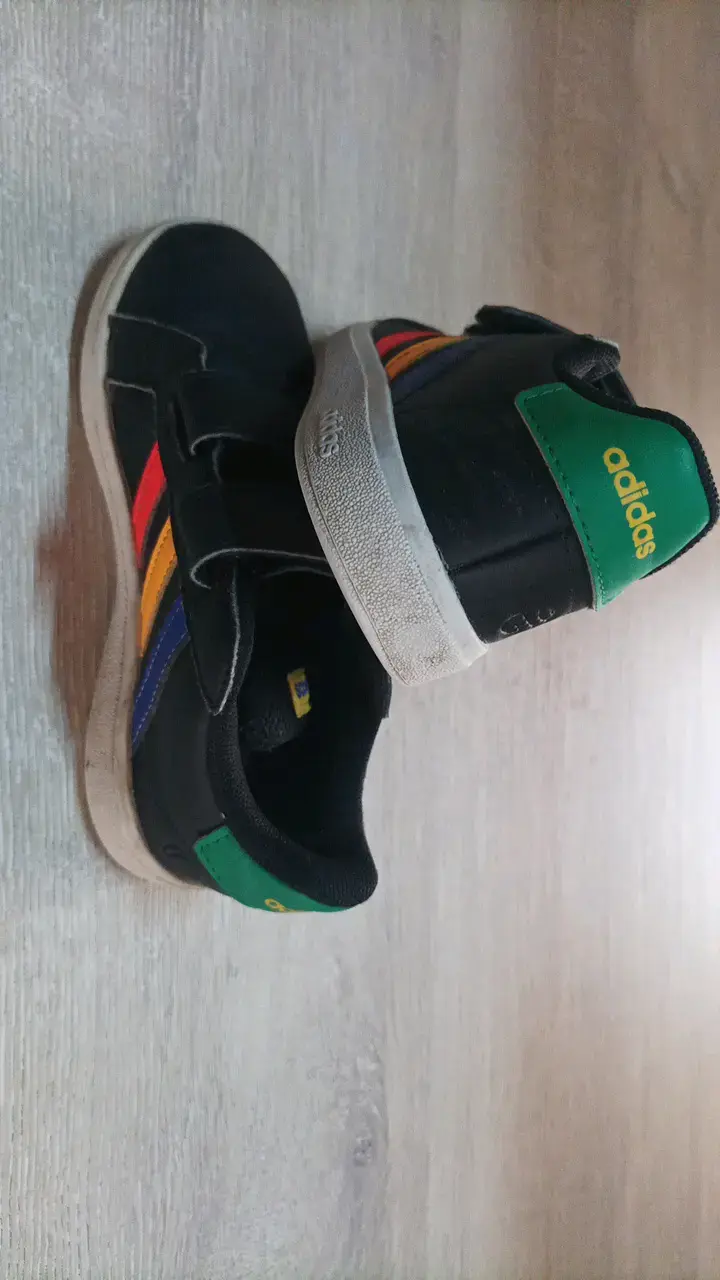 Zapatillas Adidas negras con tiras de velcro - 1