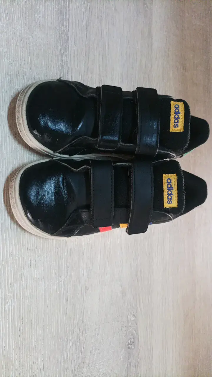 Zapatillas Adidas negras con tiras de velcro - 2