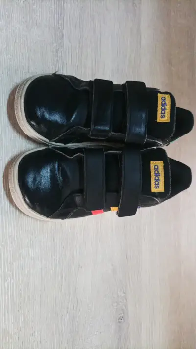 Zapatillas Adidas negras con tiras de velcro - miniatura 2