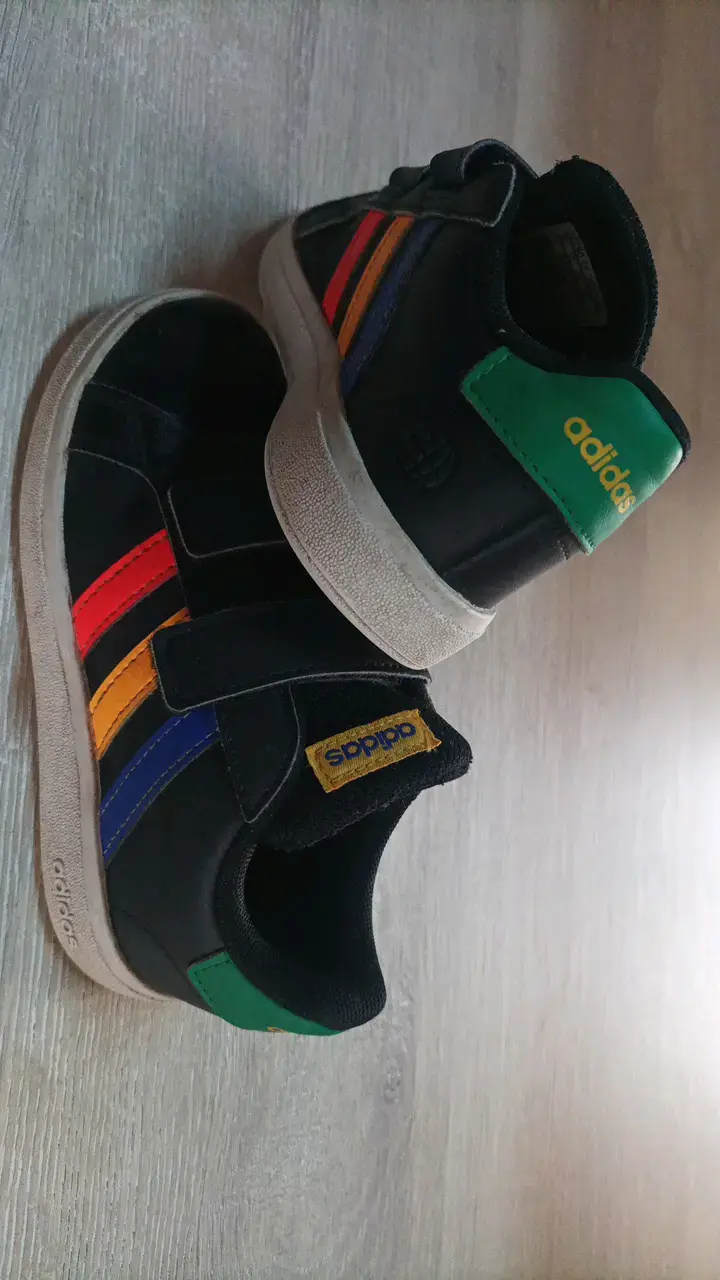 Zapatillas Adidas negras con tiras de velcro - 3