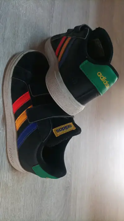 Zapatillas Adidas negras con tiras de velcro - miniatura 3