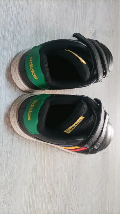 Zapatillas Adidas negras con tiras de velcro - miniatura 4