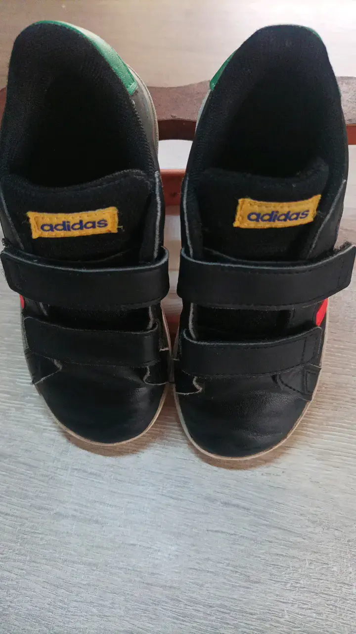 Zapatillas Adidas negras con tiras de velcro - 5