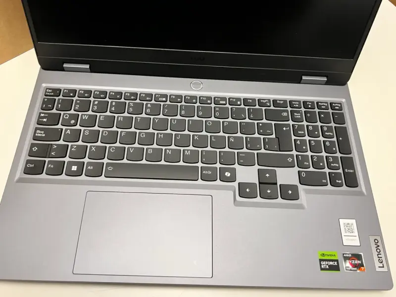 Laptop Lenovo LOQ con NVIDIA GeForce RTX 4050 - 3