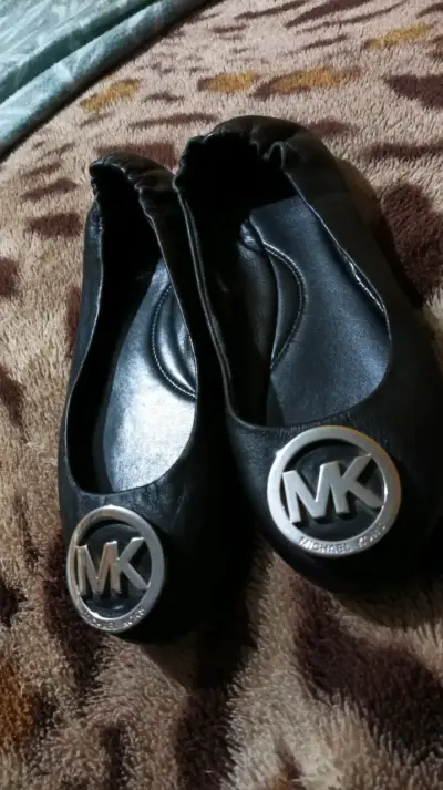 Bailarinas negras Michael Kors con logo metálico - miniatura 1