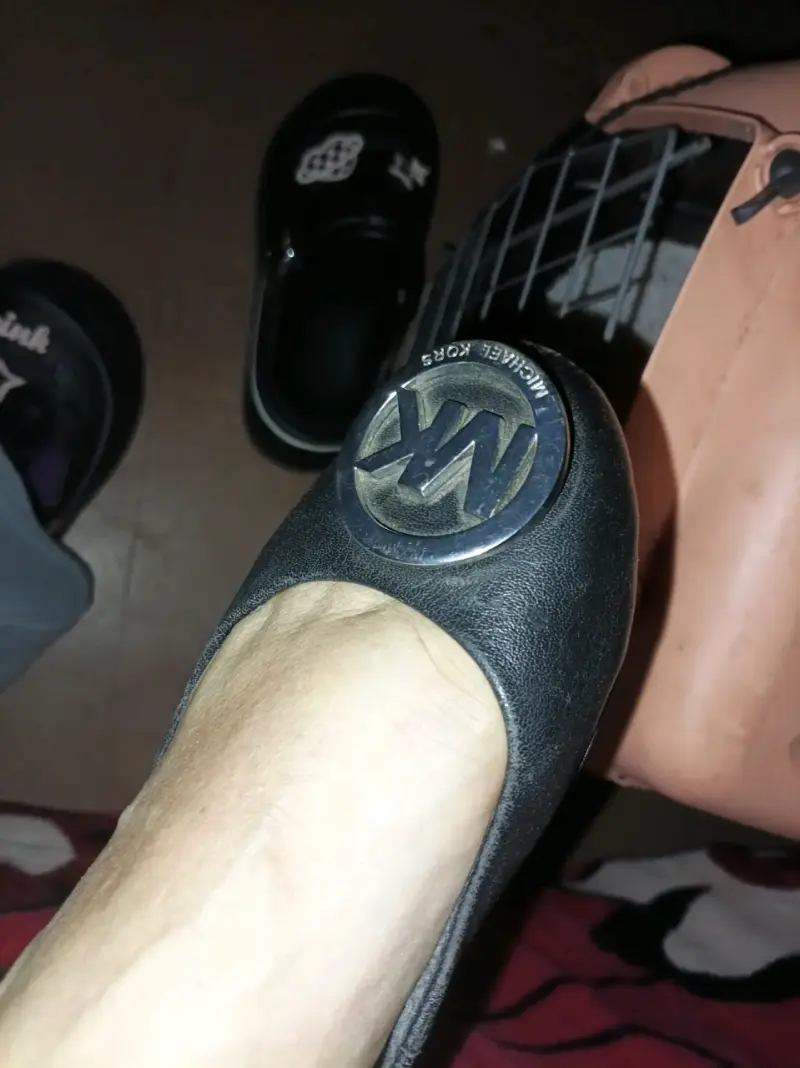 Bailarinas negras Michael Kors con logo metálico - 3