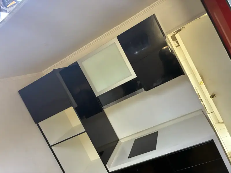 Muebles de cocina con cubierta con campana y coci - 1