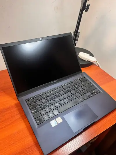 Laptop ASUS ExpertBook con Intel i7 y 16GB RAM - miniatura 1