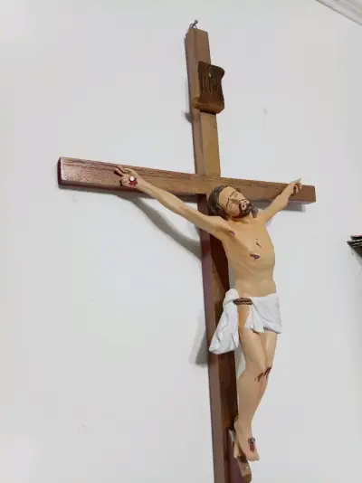 Crucifijo de madera con  Cristo  en masilla magica - miniatura 1