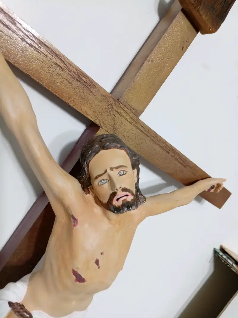 Crucifijo de madera con  Cristo  en masilla magica - 2