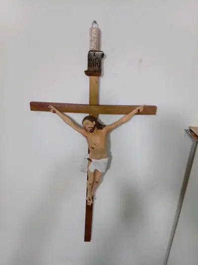 Crucifijo de madera con  Cristo  en masilla magica - miniatura 3