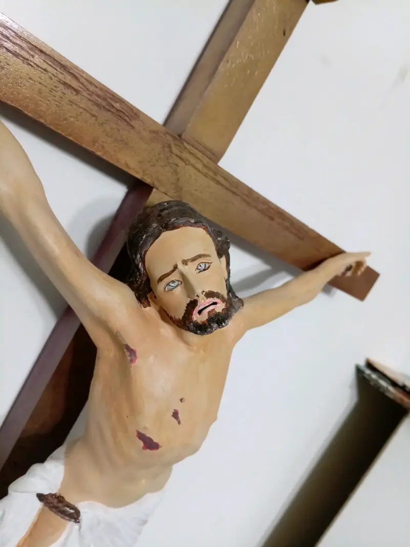 Crucifijo de madera con  Cristo  en masilla magica - 4
