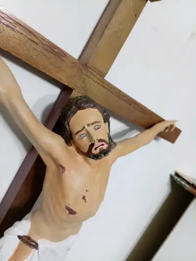 Crucifijo de madera con  Cristo  en masilla magica - miniatura 4