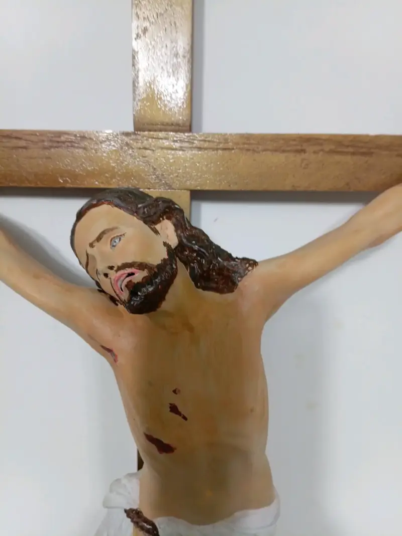 Crucifijo de madera con  Cristo  en masilla magica - 5