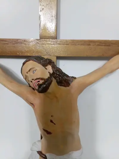 Crucifijo de madera con  Cristo  en masilla magica - miniatura 5