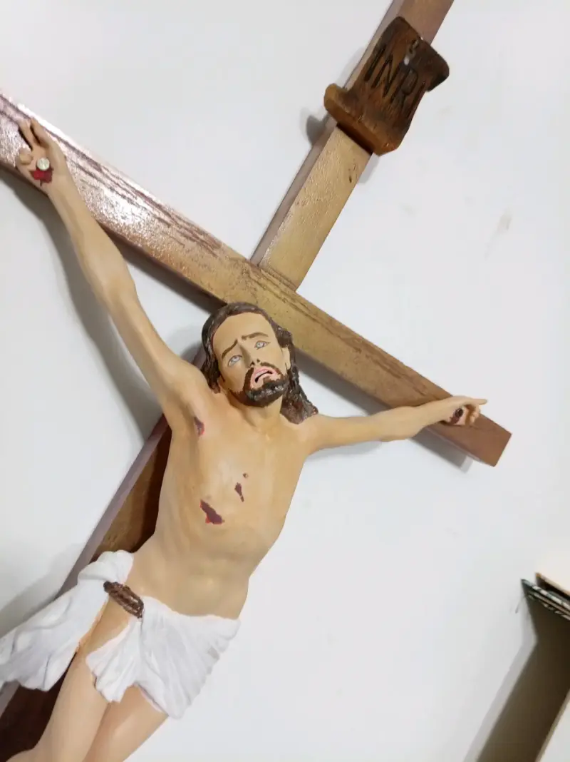 Crucifijo de madera con  Cristo  en masilla magica - 6