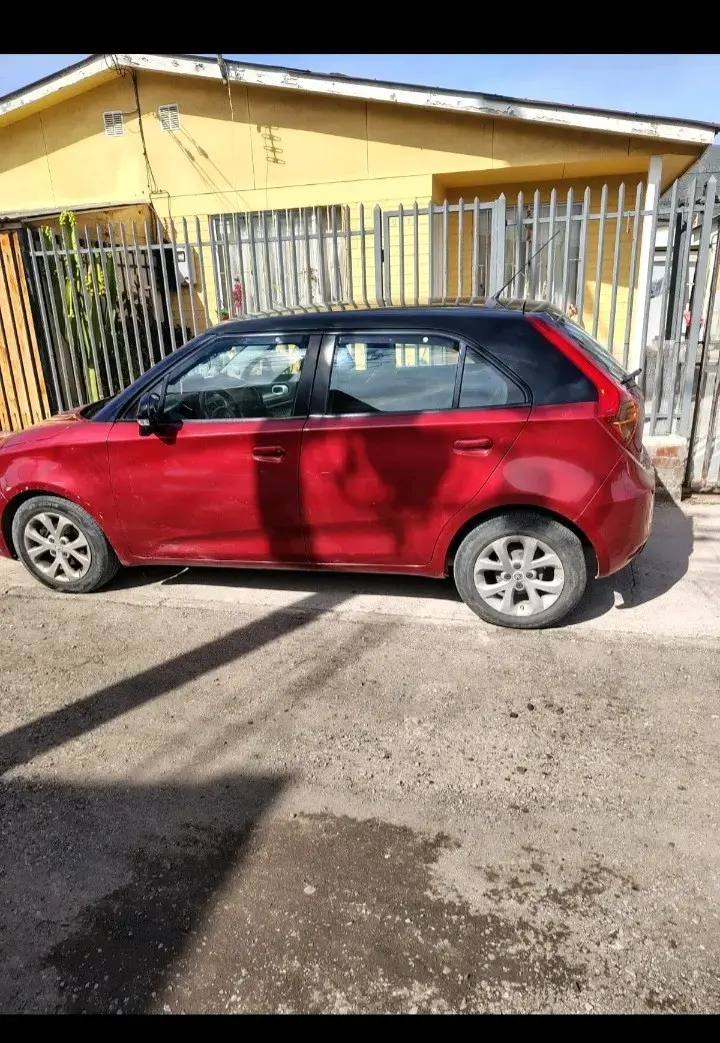 Auto MG rojo en buen estado - 6