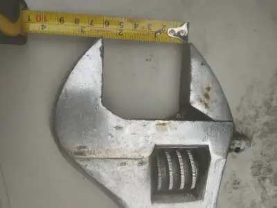 Llave ajustable metálica con mango de 12 pulgadas - miniatura 1