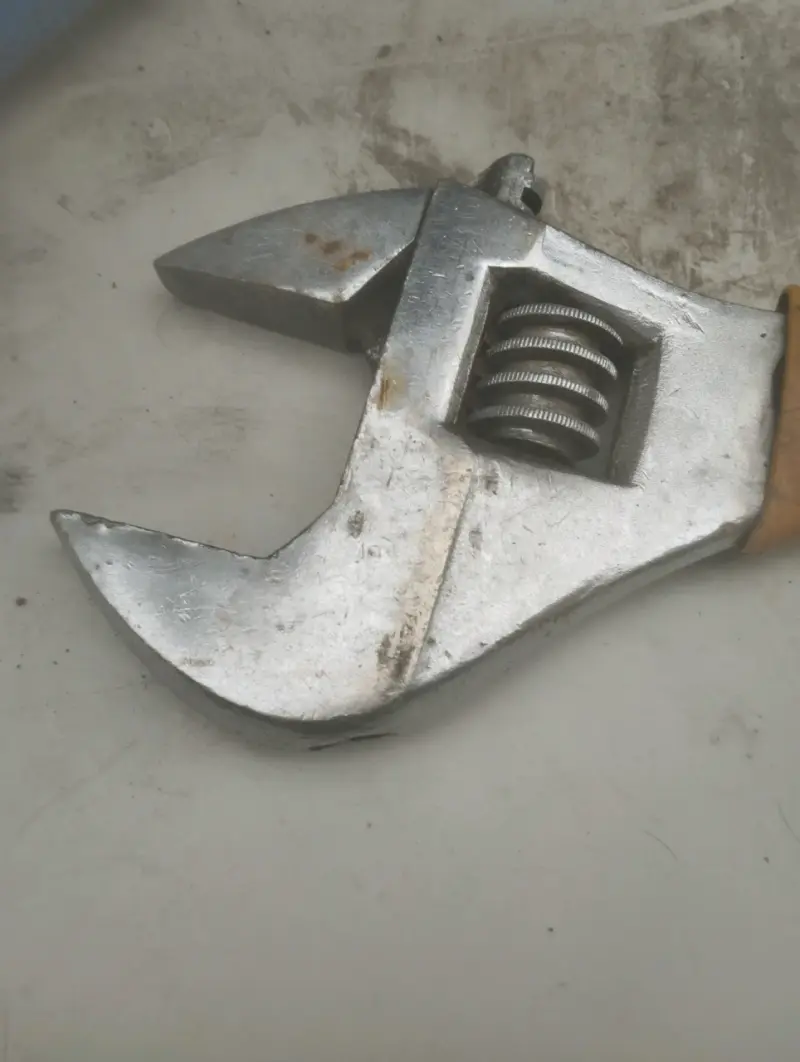 Llave ajustable metálica con mango de 12 pulgadas - 4