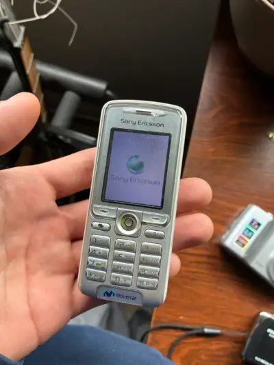 Teléfono Sony Ericsson clásico con cámara VGA - miniatura 1