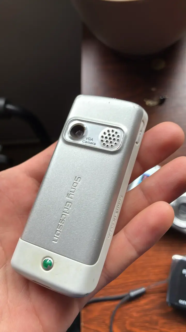 Teléfono Sony Ericsson clásico con cámara VGA - 2
