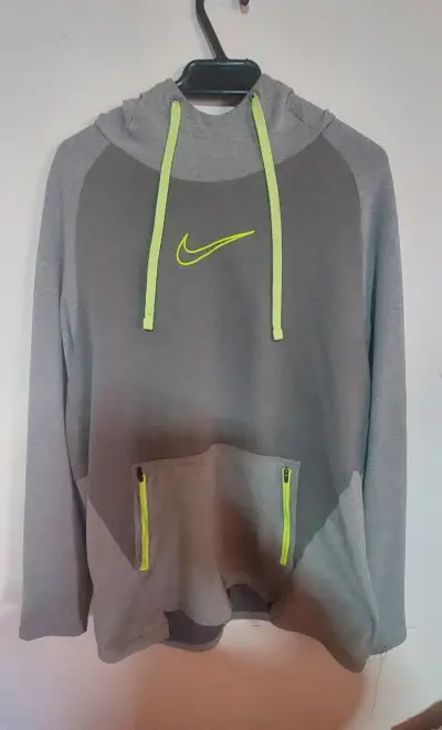 Polerón Nike gris con capucha y bolsillos - miniatura 1