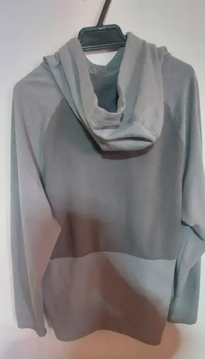 Polerón Nike gris con capucha y bolsillos - miniatura 2