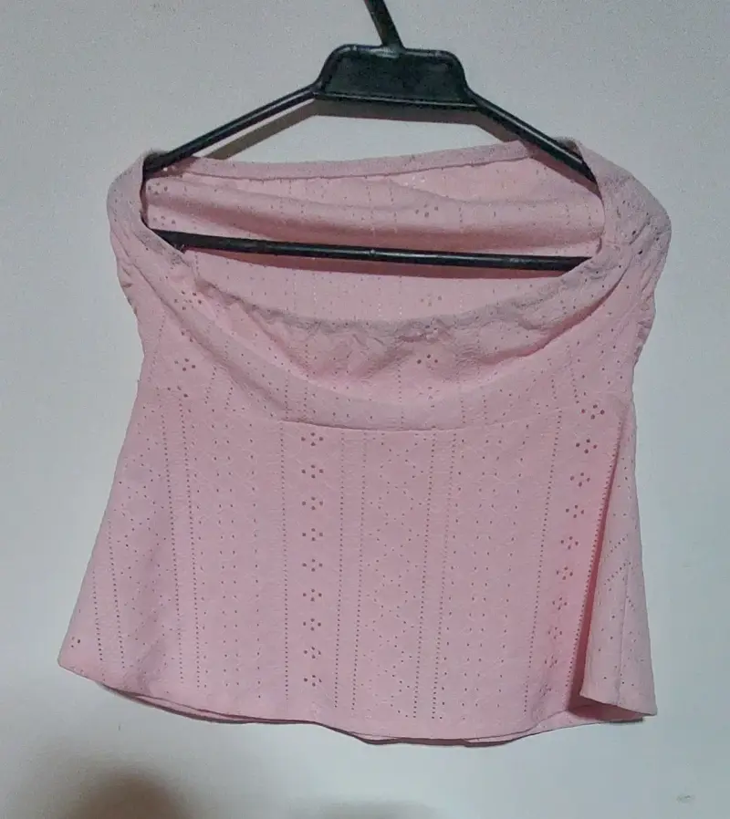 Blusas strapless en colores rosa y negro - 4