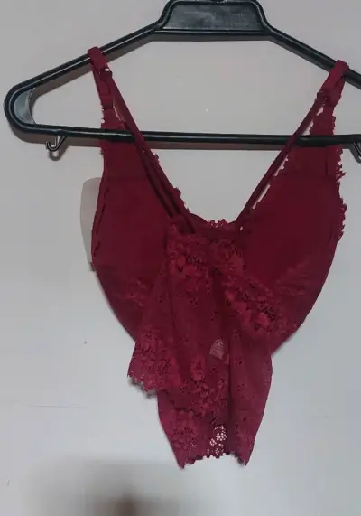 Top de encaje burdeos con detalle de corazón - miniatura 4