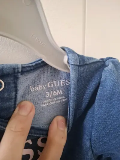 Vestido de bebé Guess azul con diseño de corazón - miniatura 1