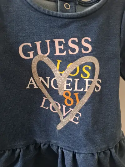 Vestido de bebé Guess azul con diseño de corazón - miniatura 2