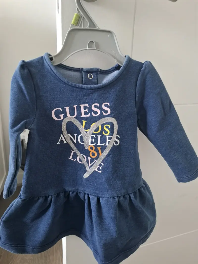 Vestido de bebé Guess azul con diseño de corazón - 4