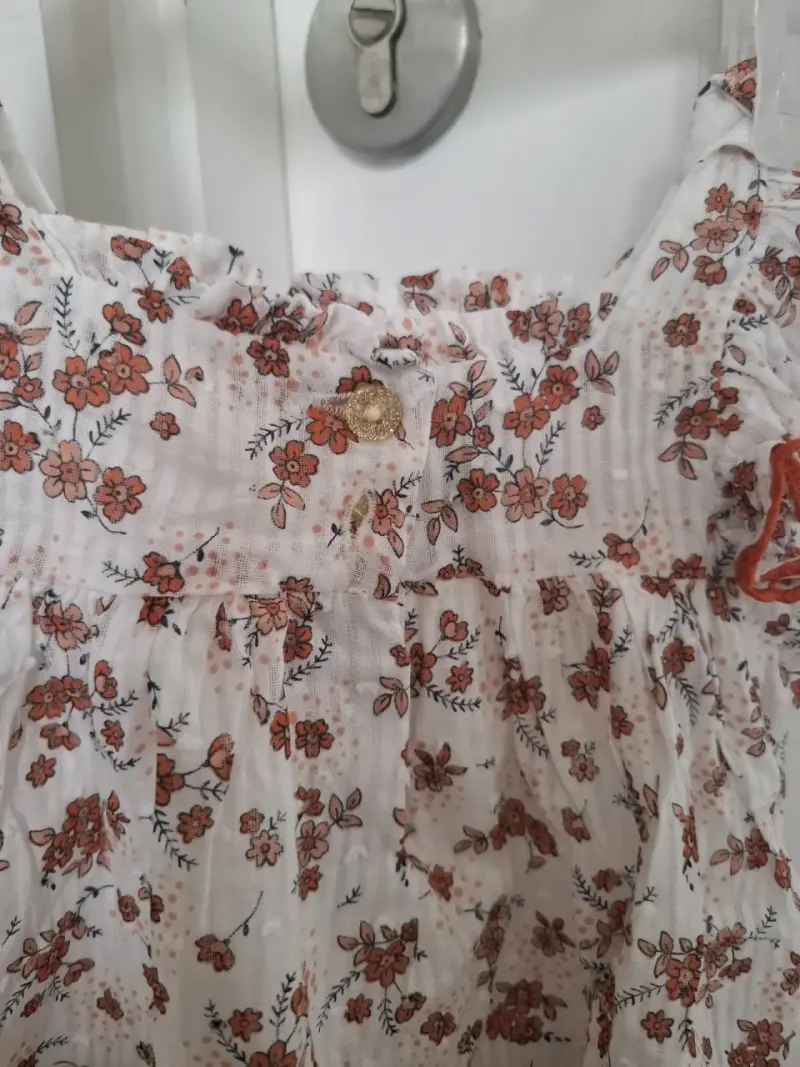 Vestido floral infantil con volantes - 1
