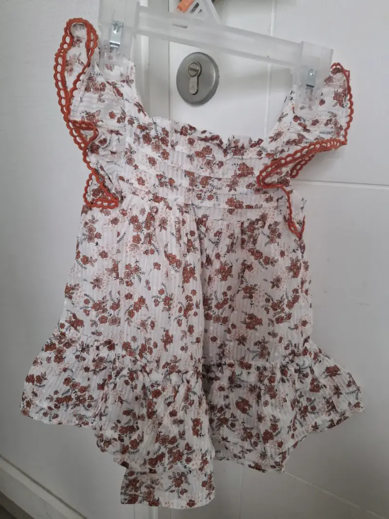 Vestido floral infantil con volantes - 2