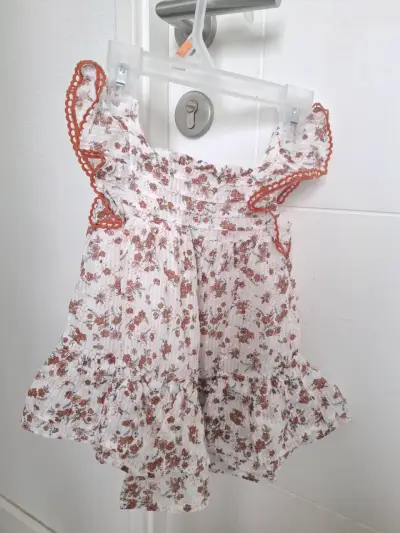 Vestido floral infantil con volantes - miniatura 3