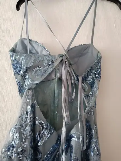 Vestido de noche largo azul con lentejuelas - miniatura 4
