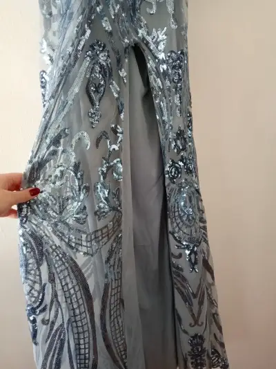 Vestido de noche largo azul con lentejuelas - miniatura 5