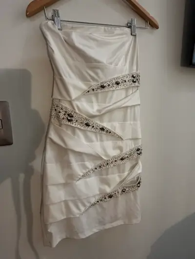Vestido corto blanco con detalles de pedrería - miniatura 1