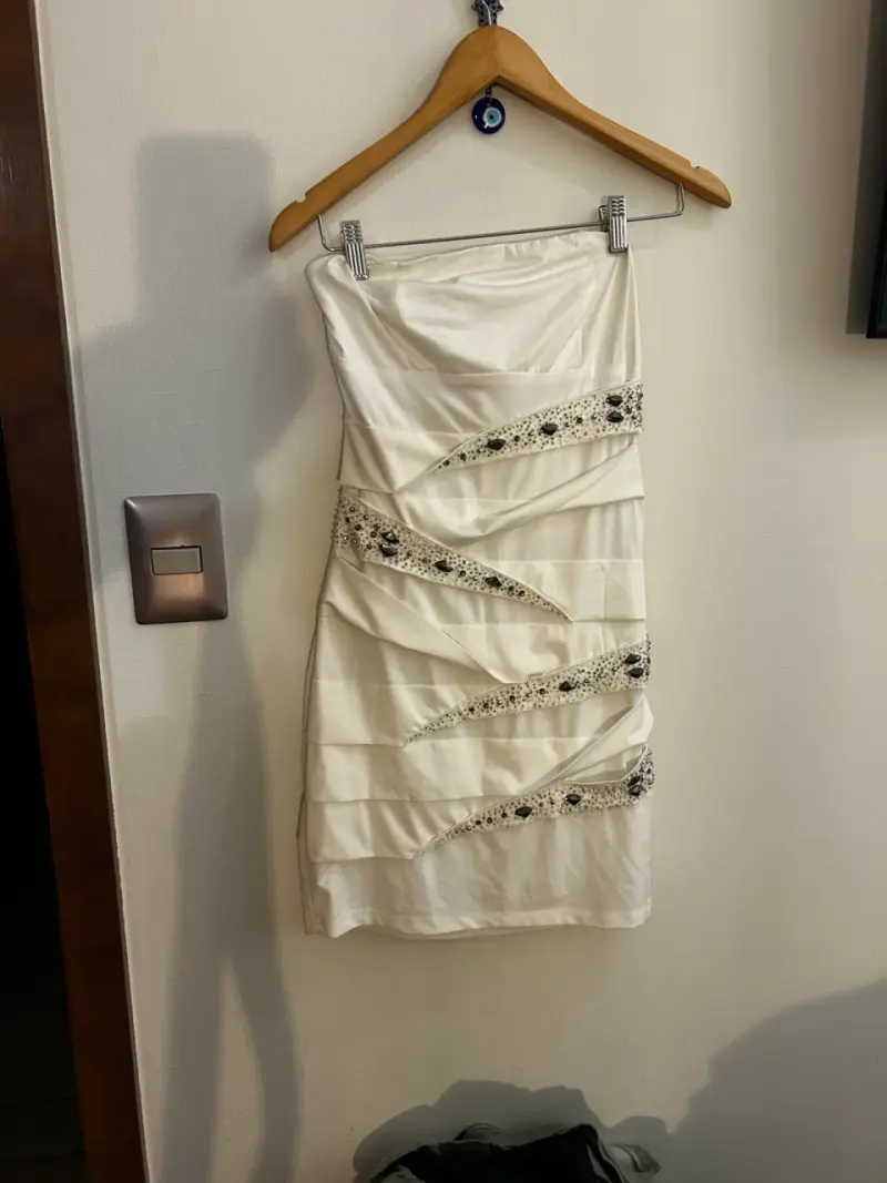 Vestido corto blanco con detalles de pedrería - 2