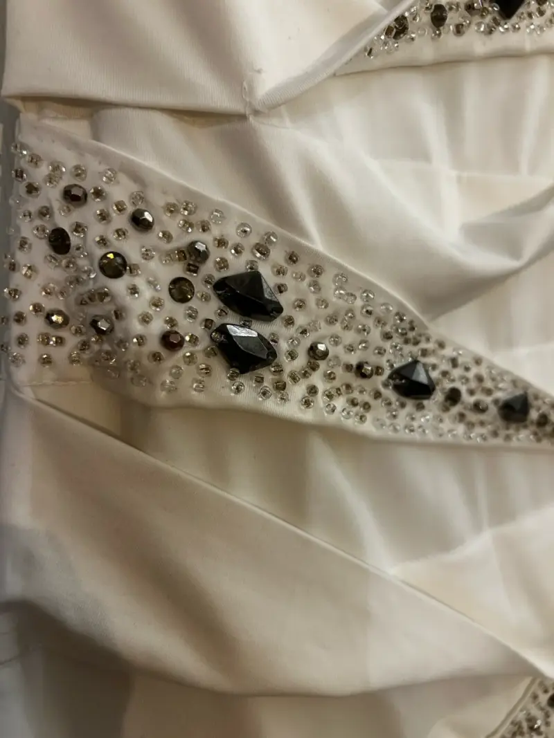 Vestido corto blanco con detalles de pedrería - 3