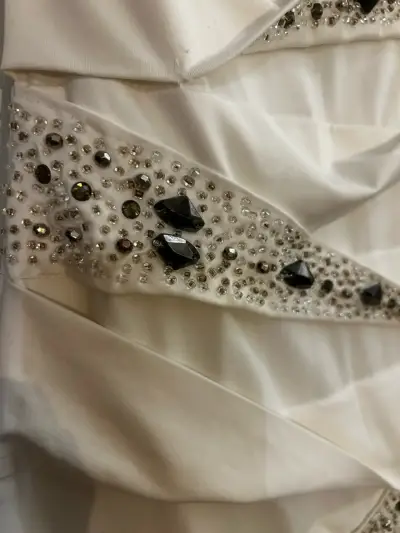 Vestido corto blanco con detalles de pedrería - miniatura 3