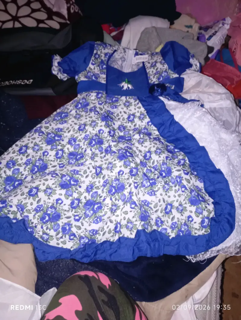 Vestido de niña con diseño floral azul - 1