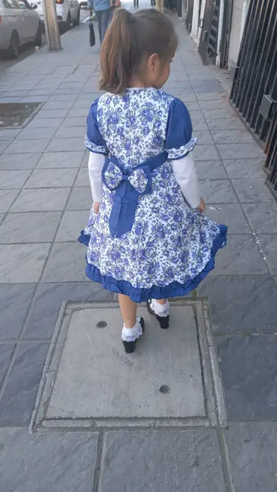 Vestido de niña con diseño floral azul - miniatura 2