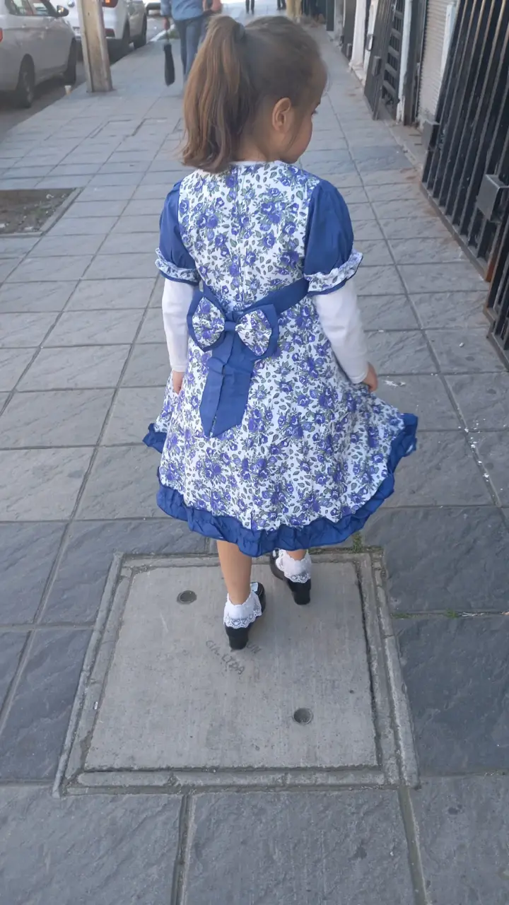 Vestido de niña con diseño floral azul - 4