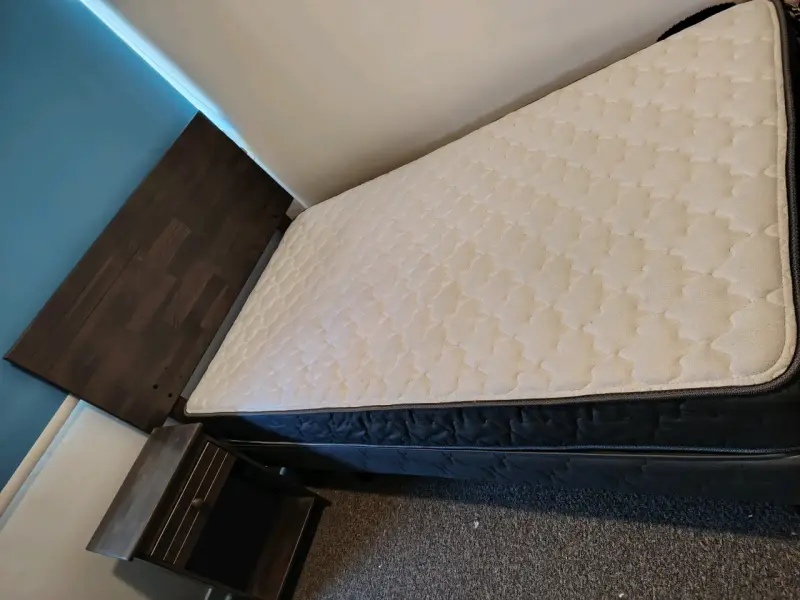 Cama individual con colchón y velador de madera - 1